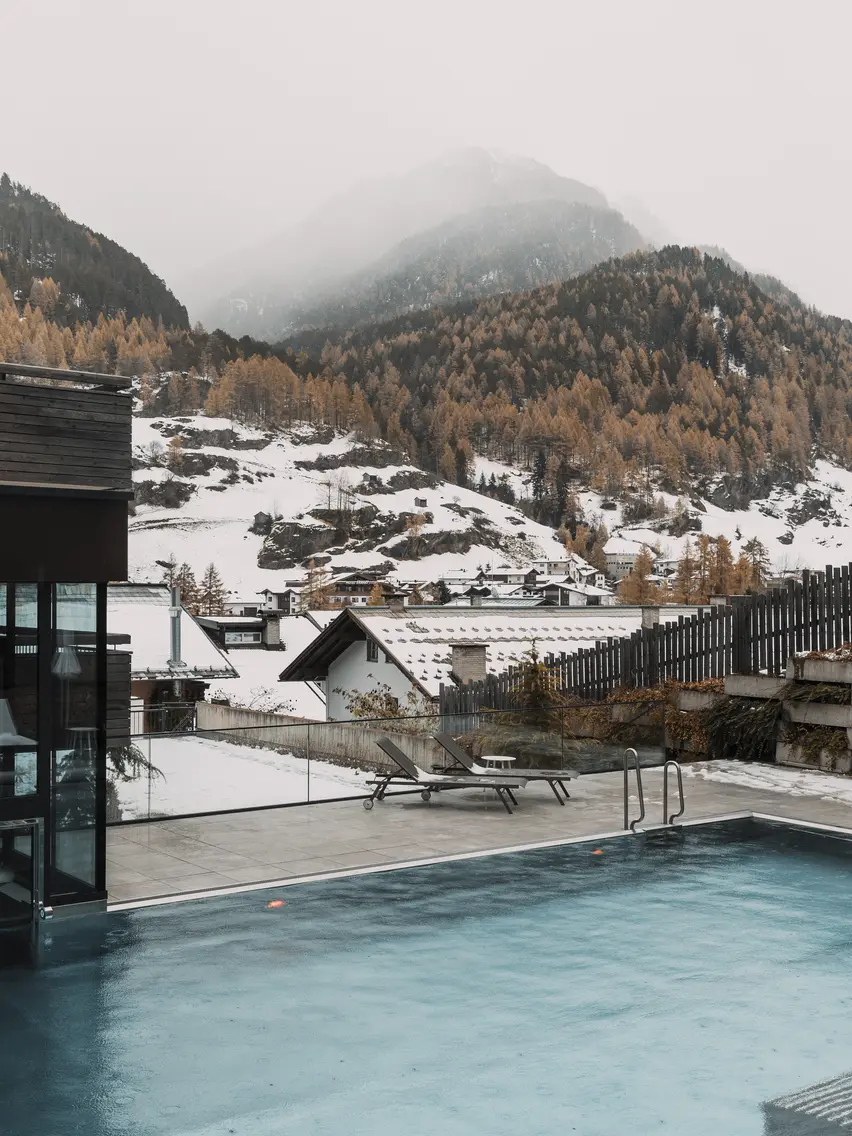 © ROSSNER-Dominik Fotografie & Film Bergland Sölden and outdoor pool covered in snow | © ROSSNER-Dominik Fotografie & Film