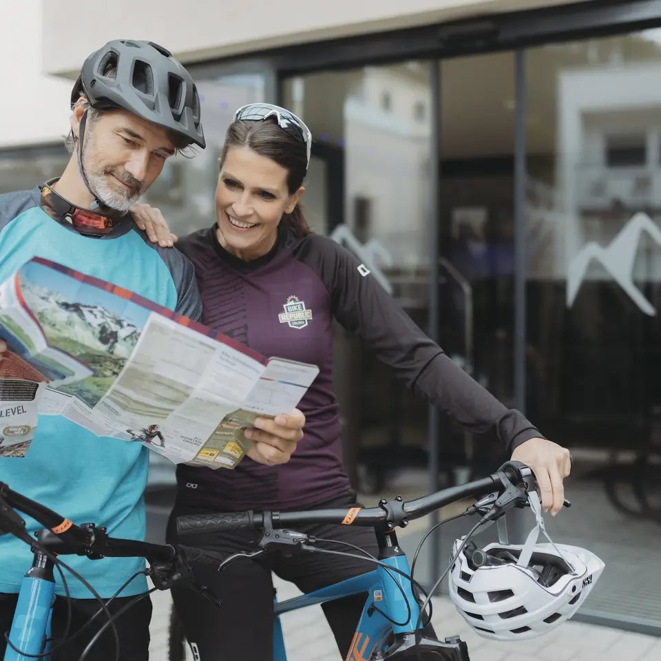 © copyright by www.christophschoech.com couple with mountain bikes in Sölden | © copyright by www.christophschoech.com