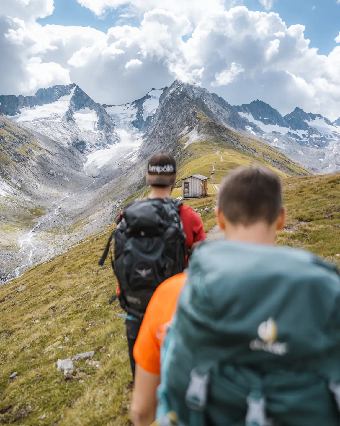 © Fabian Kuenzel friends hiking in the Ötztal valley | © Fabian Kuenzel