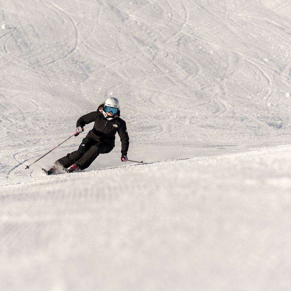 Frau beim Skifahren in Sölden