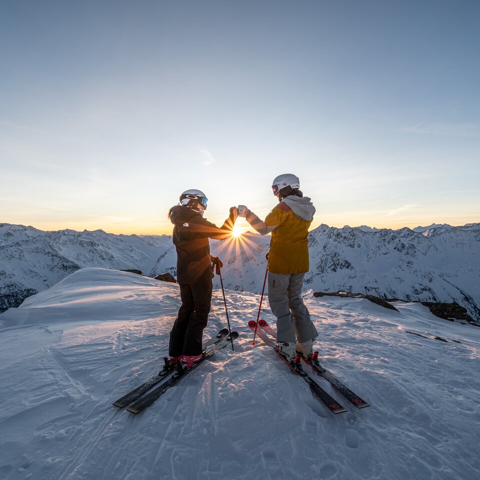 Freundinnen beim Skifahren in Sölden