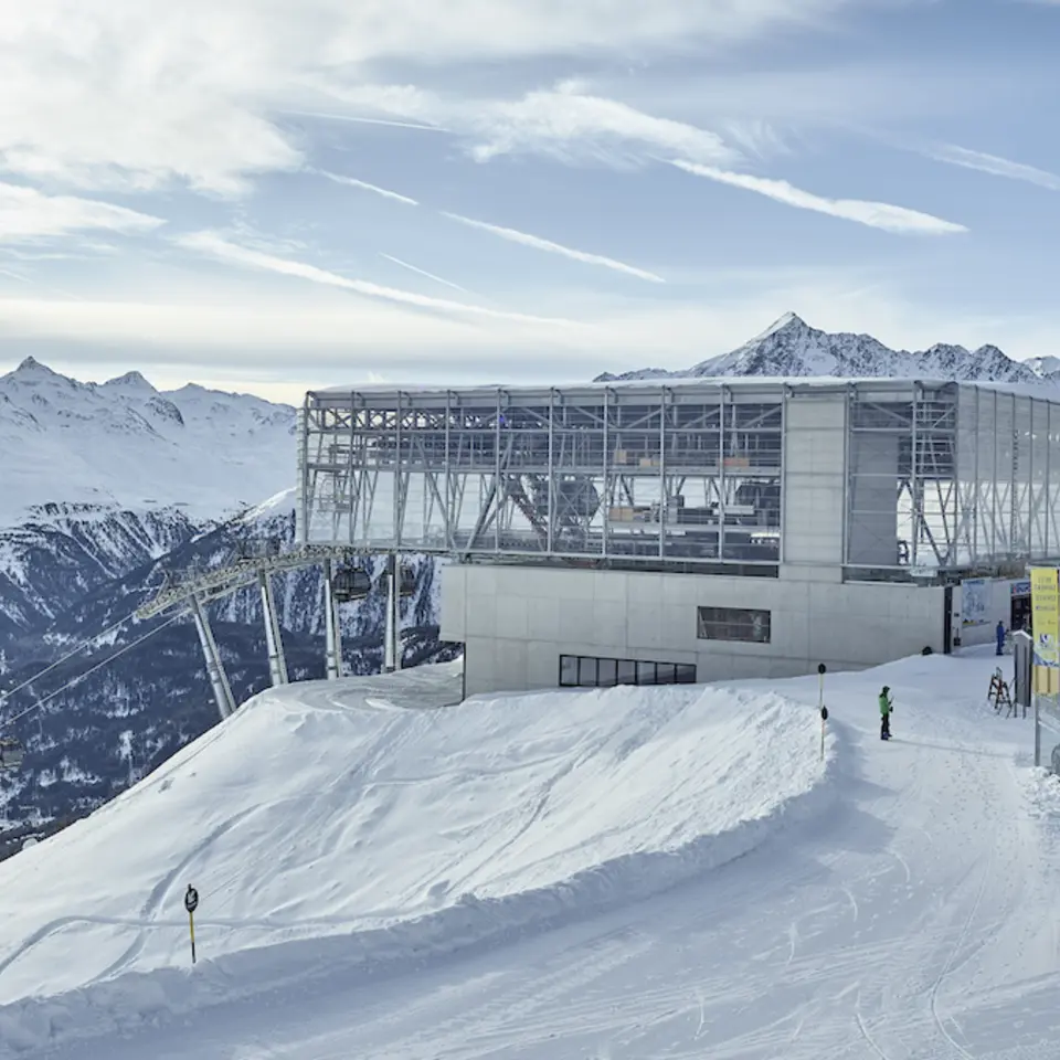 © © Werner Elmer Photography gondola station on the mountain in Sölden | © © Werner Elmer Photography