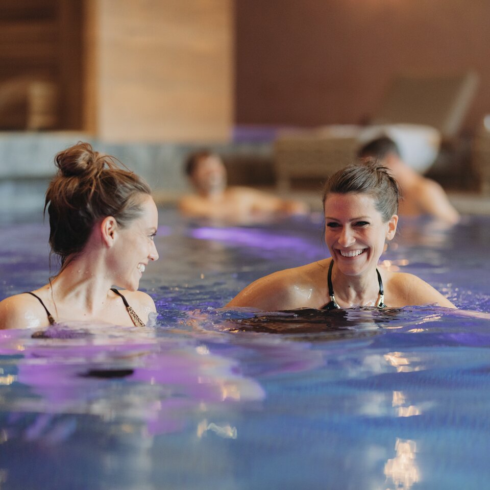 girlfriends in the hotel pool in Ötztal valley