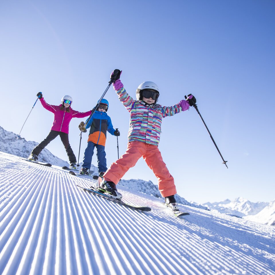 Kinder beim Skifahren in Sölden